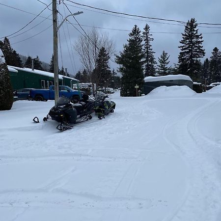Camping Le 4 Chemins LʼAnse-Saint-Jean Zewnętrze zdjęcie