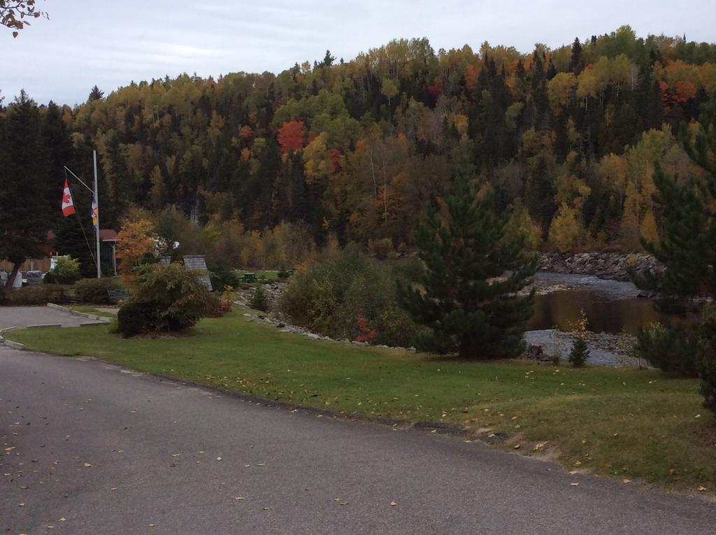 Camping Le 4 Chemins LʼAnse-Saint-Jean Pokój zdjęcie