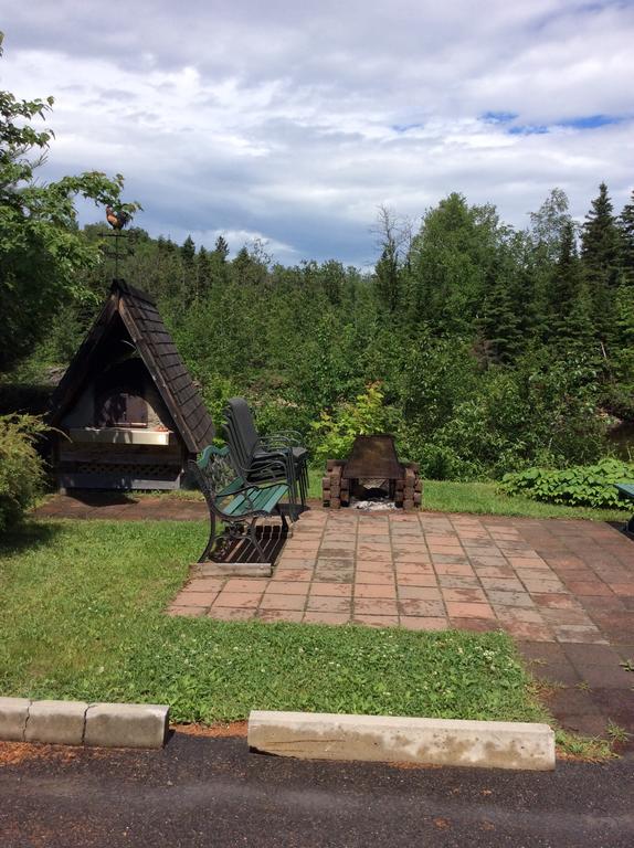 Camping Le 4 Chemins LʼAnse-Saint-Jean Zewnętrze zdjęcie